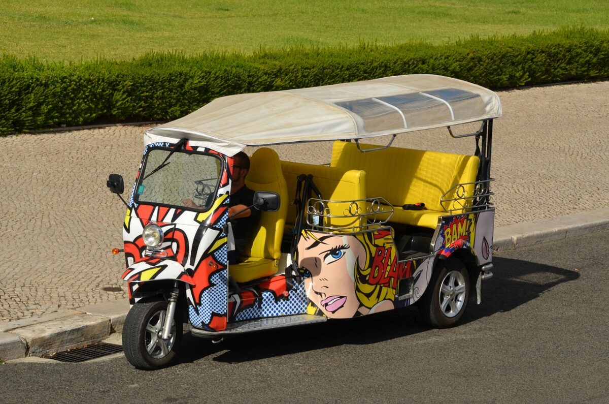 Cât costă o plimbare cu tuk tuk prin București. Ce prețuri plătesc turiștii pentru o cursă cu vehiculul ce are origini asiatice