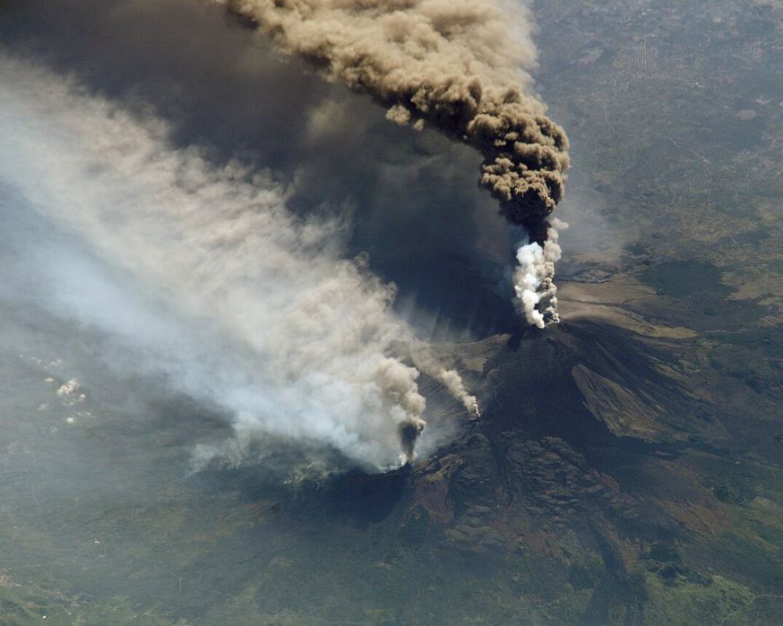 A erupt vulcanul Etna. Ploaie de cenușă în Italia, cum arată mașinile oamenilor
