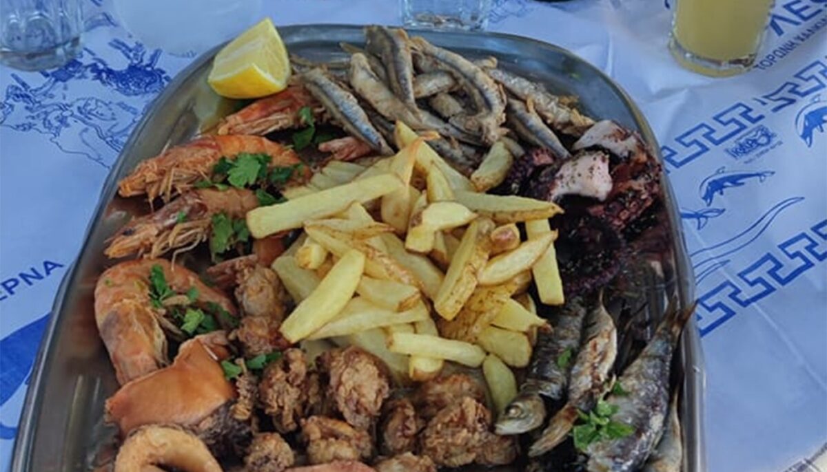 Câți euro au plătit doi turiști români pe acest platou cu fructe de mare, într-o tavernă din Halkidiki
