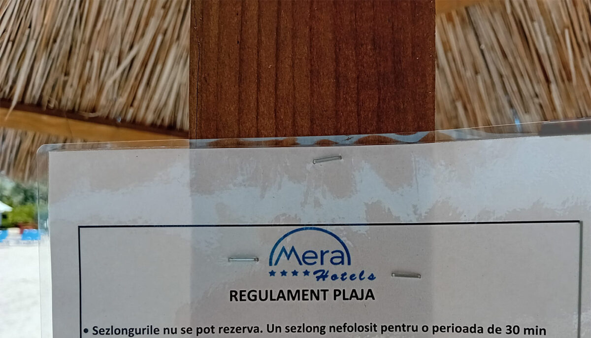 Anunț ireal pe plajă, postat de managerul unui hotel de 4 stele din Cap Aurora: „Șezlongurile nu se pot…”