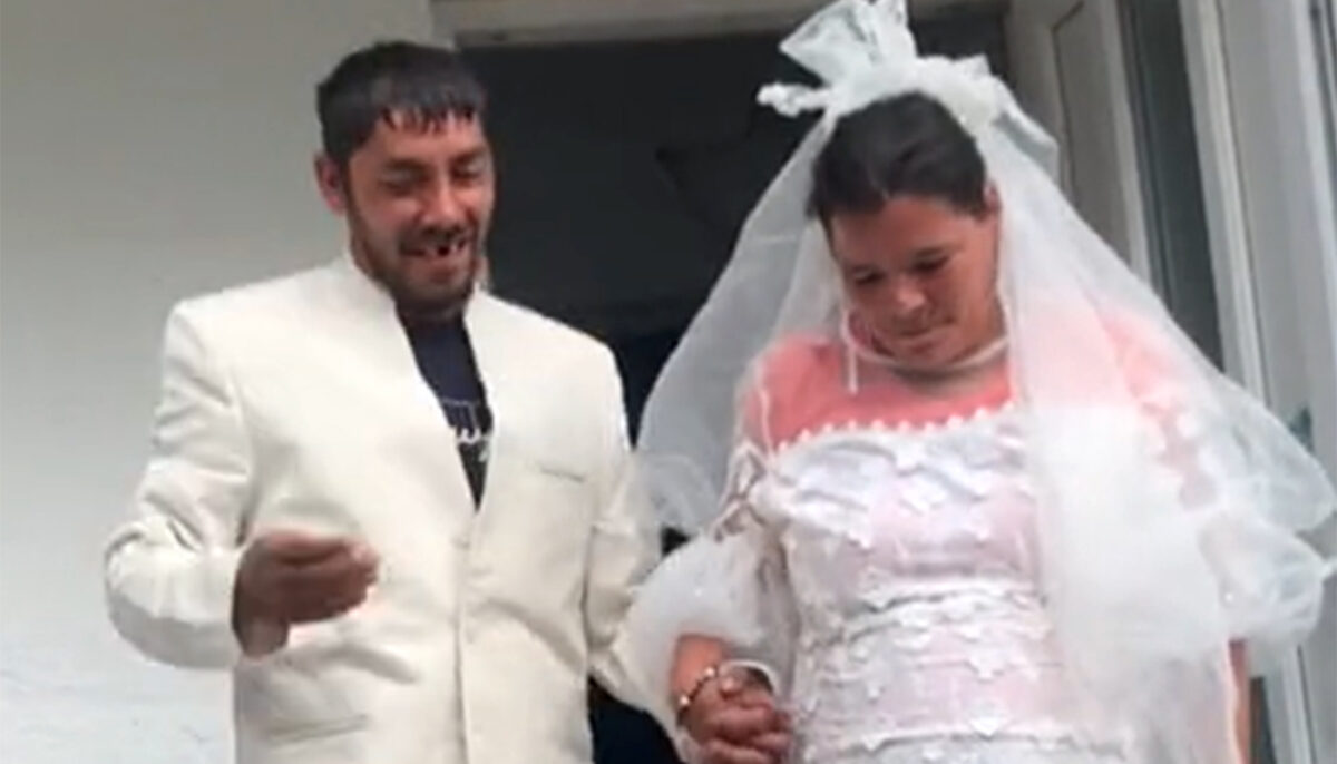 Imagine Stire Râzi cu lacrimi! Cum s-a îmbrăcat această mireasă din Vaslui la propria nuntă. Dar să vezi ce are în picioare! | 2review.ro