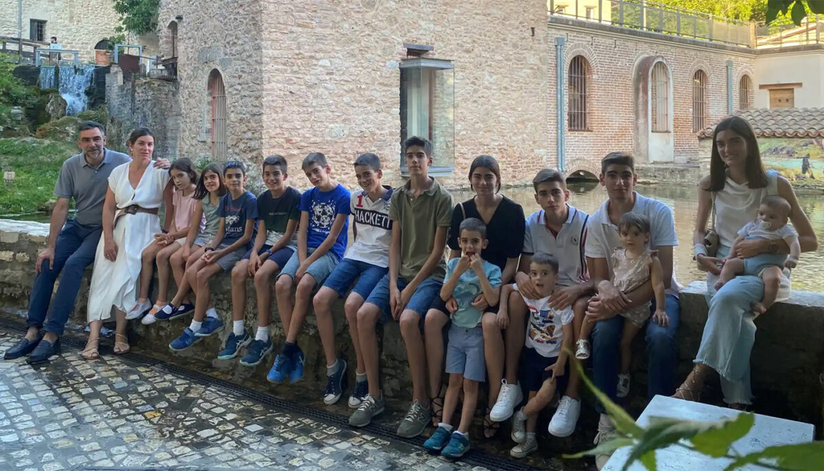 Imagine Stire Povestea familiei cu 15 copii care trăiește dintr-un singur salariu. Ce mănâncă cei 17 oameni în fiecare zi | 2review.ro