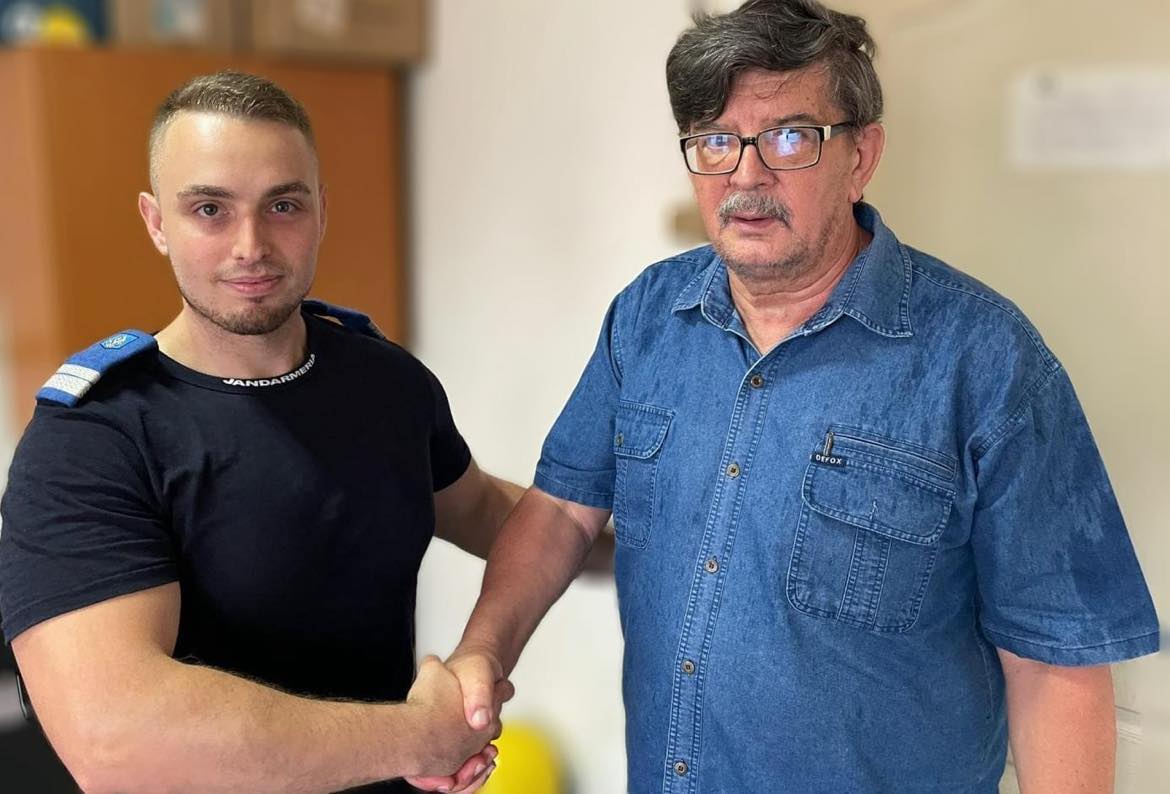 Gestul făcut de un jandarm după ce a găsit 1500 de lei pe stradă în Caraș Severin. Cum a reușit să dea de cel care pierduse banii