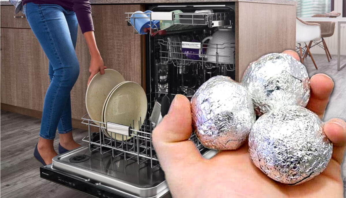 Truc în bucătărie. Ce se întâmplă dacă pui o minge din folie de aluminiu în mașina de spălat vase