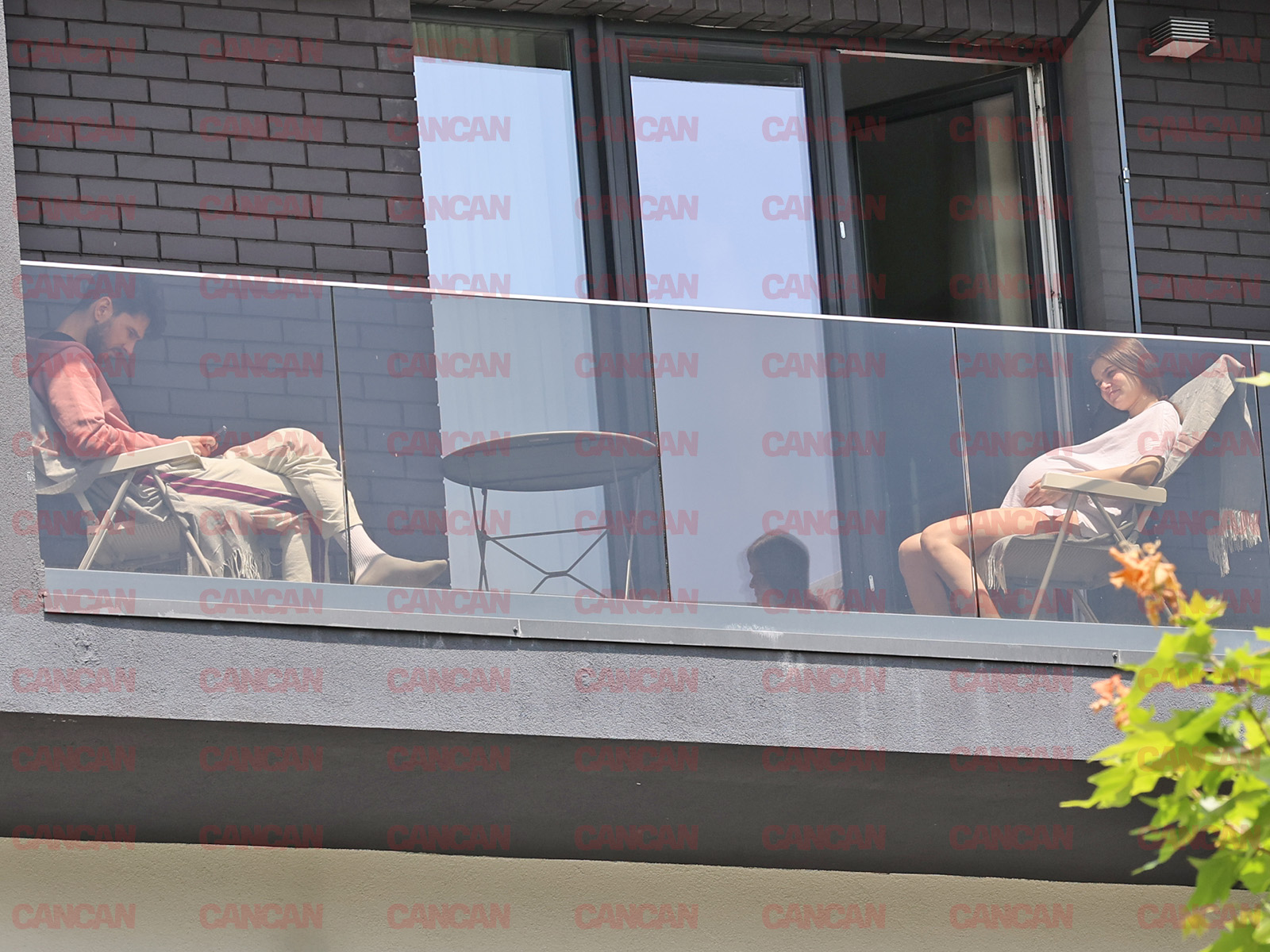 Theo Rose, cu zâmbetul pe buze