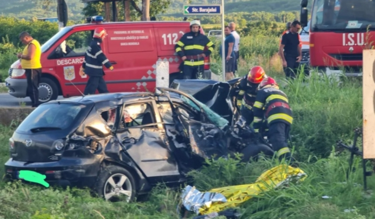 Autoturism lovit de tren în Vâlcea. Cinci persoane se aflau în mașină în momentul impactului