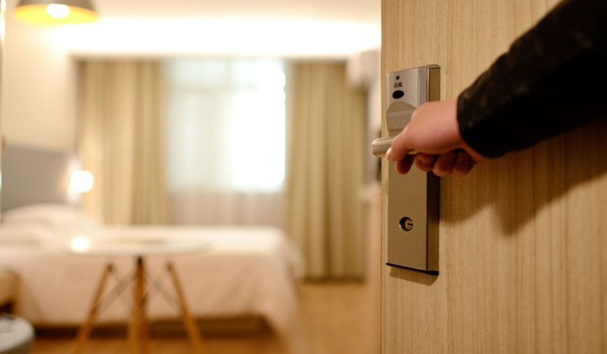 Ce trebuie să faci când intri prima oară într-o cameră de hotel. Secretul pe care puțini români îl cunosc