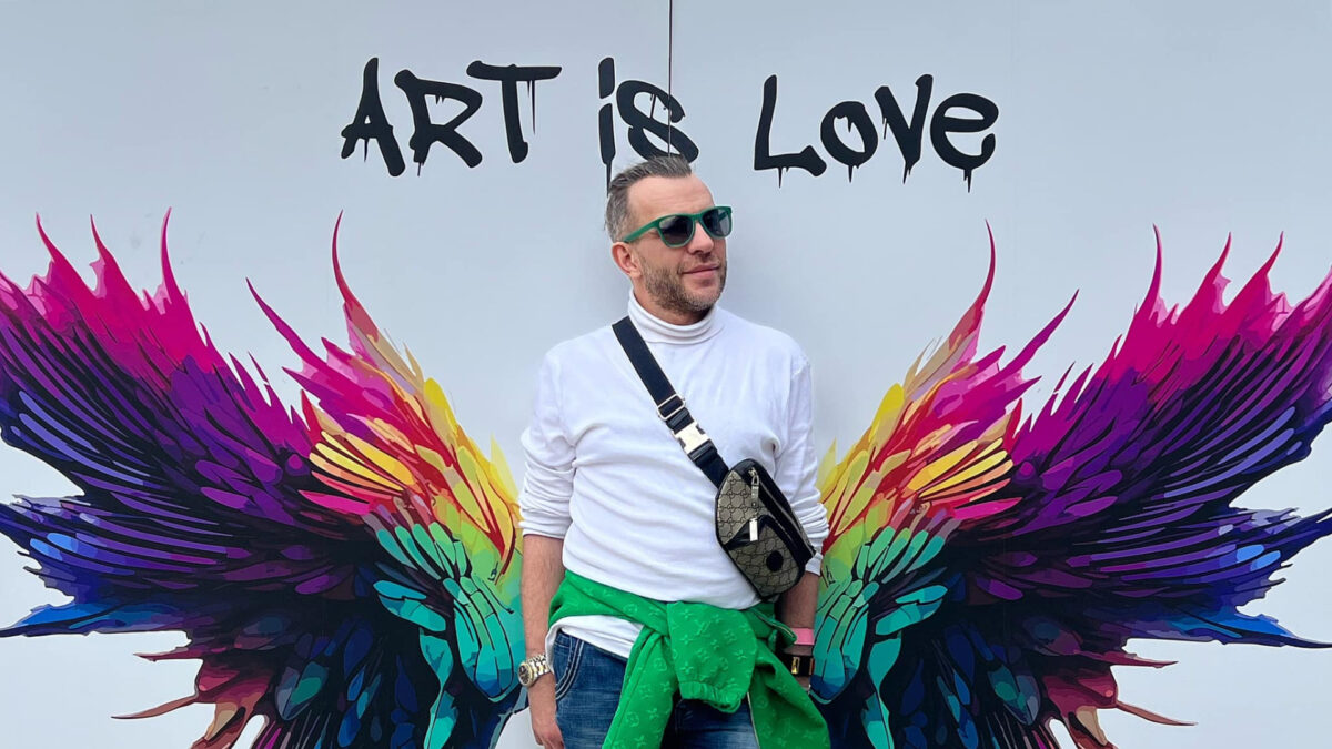 Imagine Stire Ce a apărut pe ușa locuinței lui Stephan Pelger, la o zi după ce designerul s-a spânzurat. Trecătorii au rămas fără cuvinte! | 2review.ro