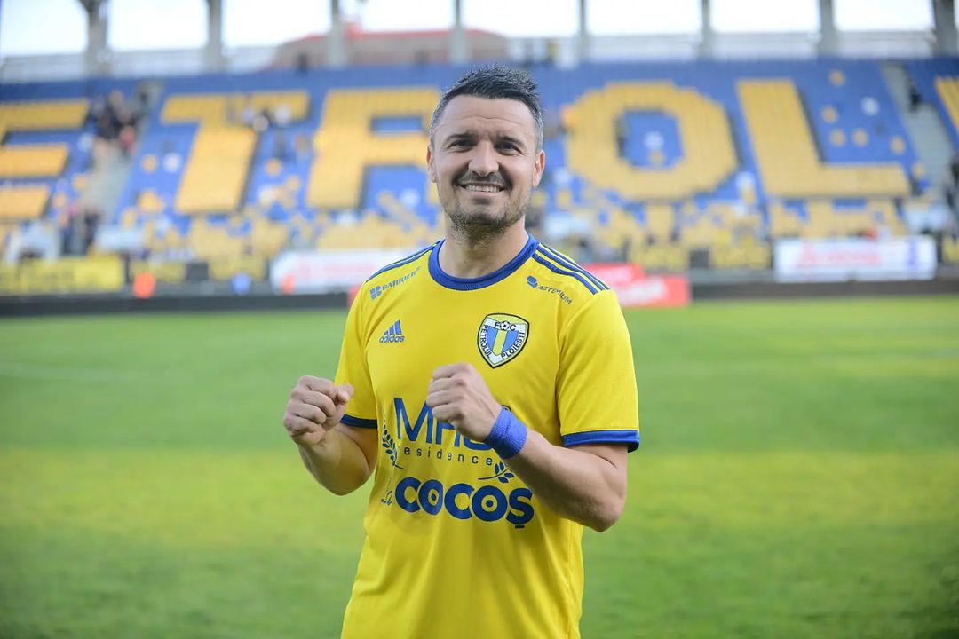 Imagine Stire Un fotbalist din naționala României a băgat un porc tranșat în valiză și l-a trimis cu avionul. Stupoare la aeroport. „Bă, dar ce-ai pus în el?” | 2review.ro