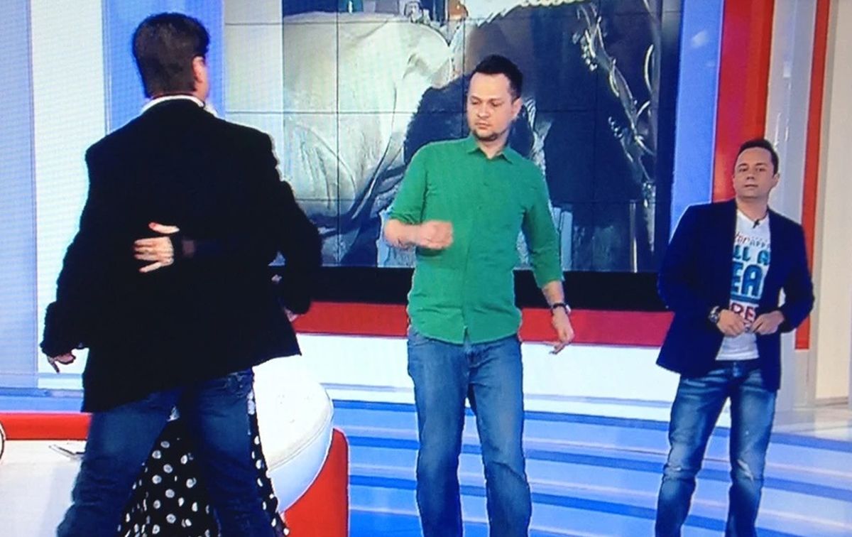 Imagine Stire Cătălin Măruță, bătut în direct, în propria emisiune de la Pro Tv. Au trecut mai bine de 10 ani de la una dintre cele mai tari farse din istoria televiziunii | 2review.ro