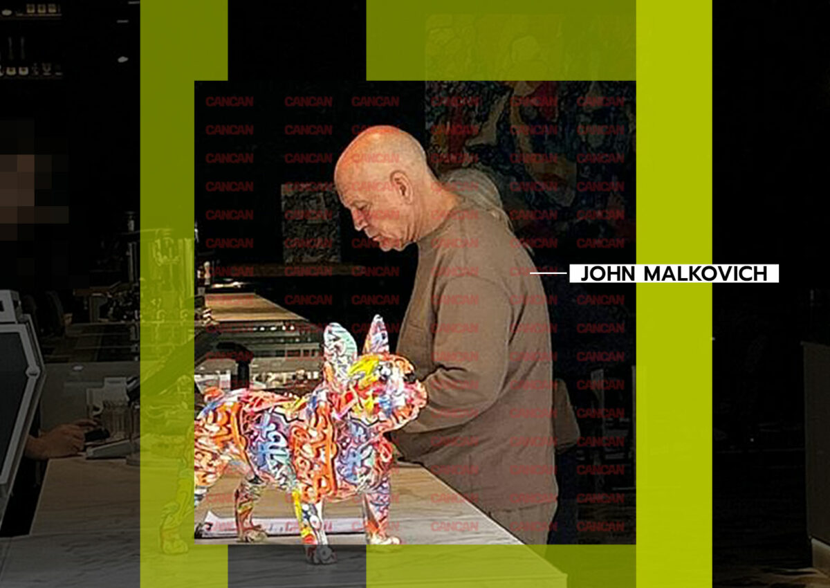 Imagine Stire Imagini de colecție cu John Malkovich! Celebrul actor de la Hollywood a ”aterizat” în Piața Victoriei și… | 2review.ro