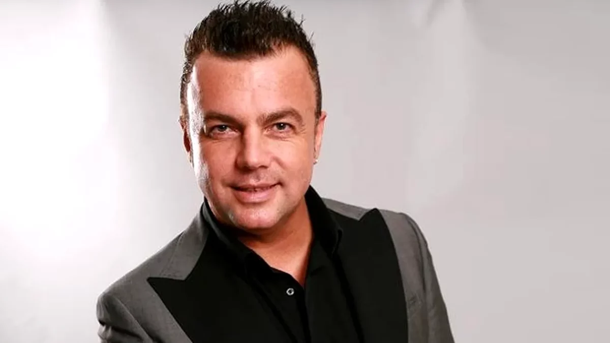 Imagine Stire Adrian Enache, în doliu! Tatăl acestuia s-a stins din viață. Artistul trece prin momente extrem de grele: „Plângea în culise”  | 2review.ro