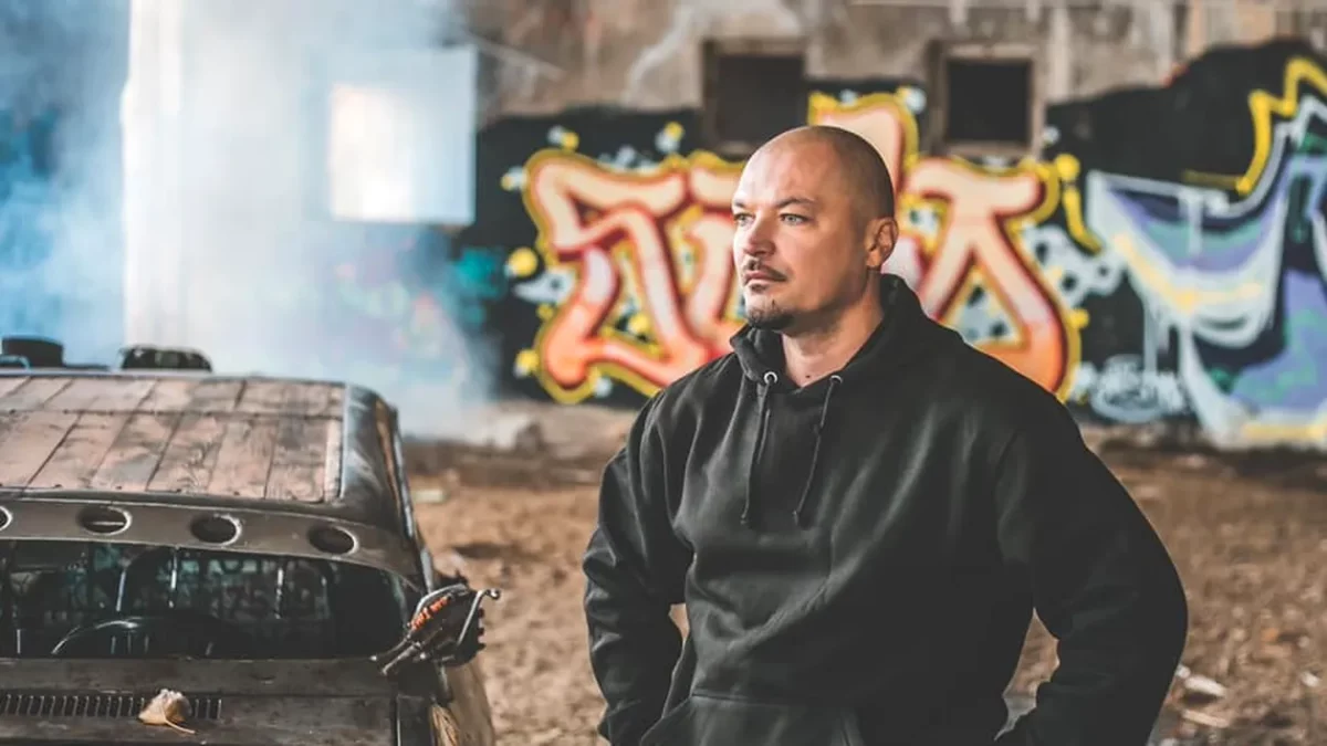 Imagine Stire Spectatorii au aruncat cu pantofi în Puya la Zilele culturale ale Bârladului. Prima reacție a artistului. „Sunt tot oameni”. VIDEO | 2review.ro