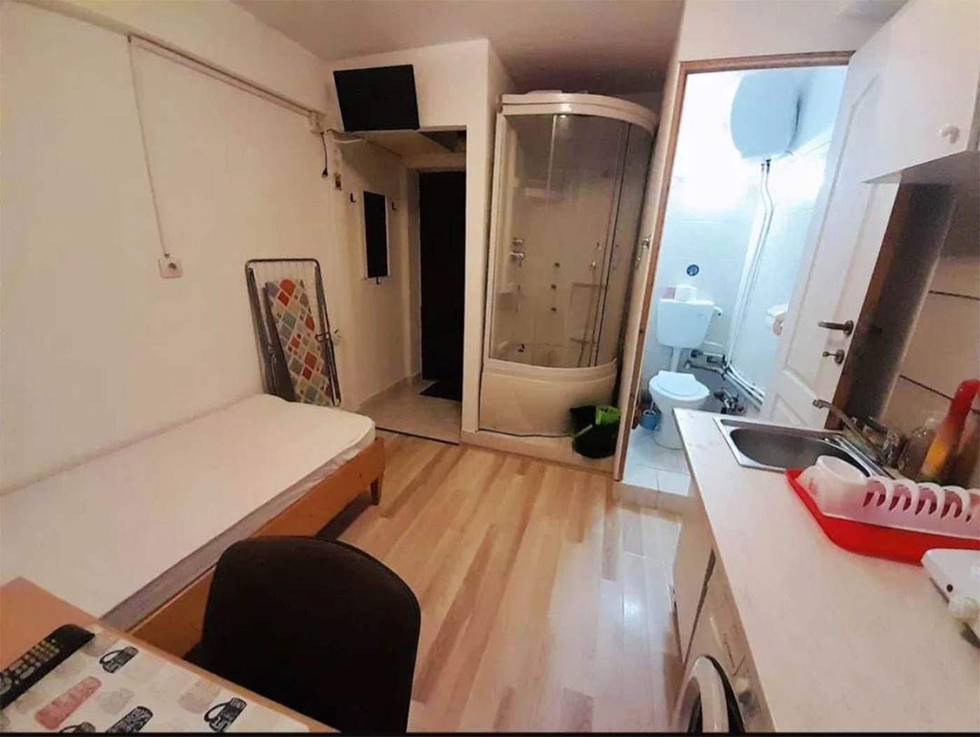 Garsoniera este împărțită: dușul se află în afara grupului sanitar