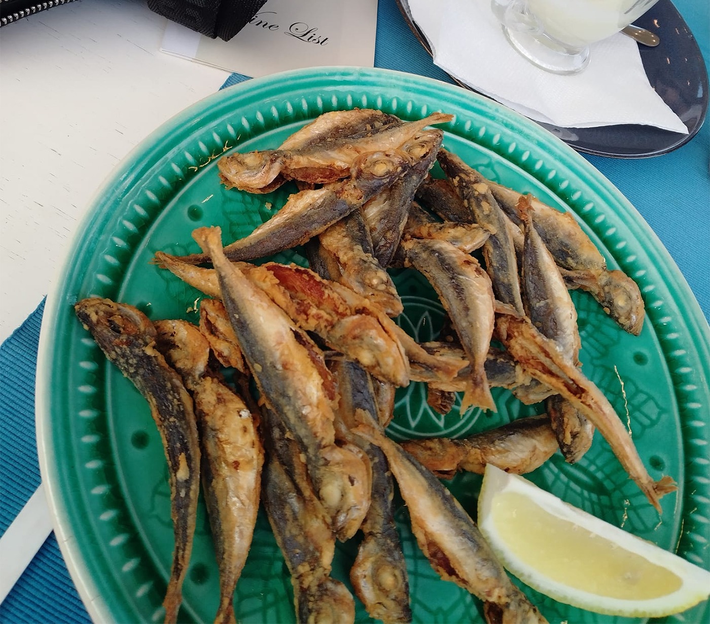 O porție de sardine pane servită de un turist român, în Balcic / Sursă foto: Facebook