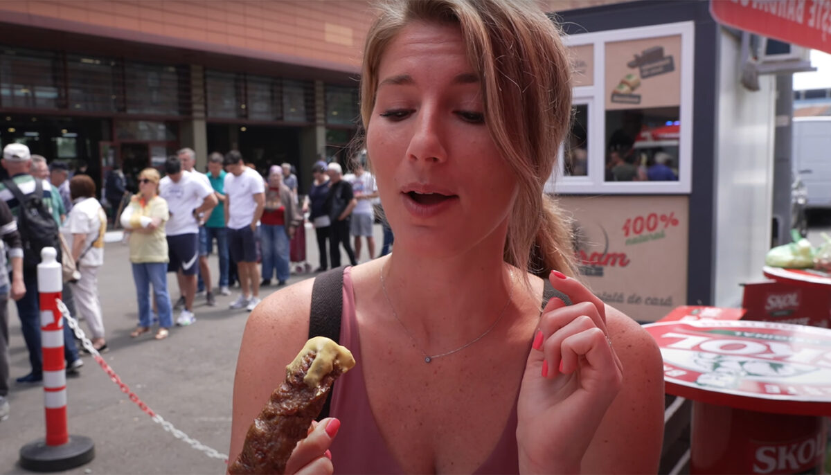 Cum a reacționat această turistă din SUA, după ce a mâncat mititei pentru prima dată, în Piața Obor din București