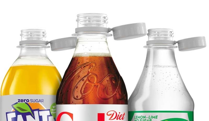 Motivul real pentru care UE a obligat Coca Cola să lipească toate capacele de sticlele din plastic. România este una dintre țările în care au apărut noile peturi