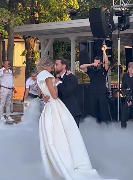Piesa specială aleasă de Dani Oțil și Gabriela Prisăcariu pentru dansul mirilor. Ce gest a făcut prezentatorul TV, în fața tuturor