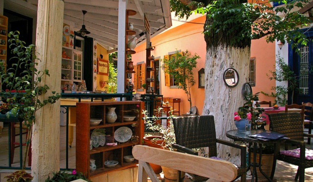 Românii care merg în Grecia trebuie să știe. Țeapa de zile mari luată de o turistă, la un restaurant: „Înșelătorie cu zâmbetul pe față”