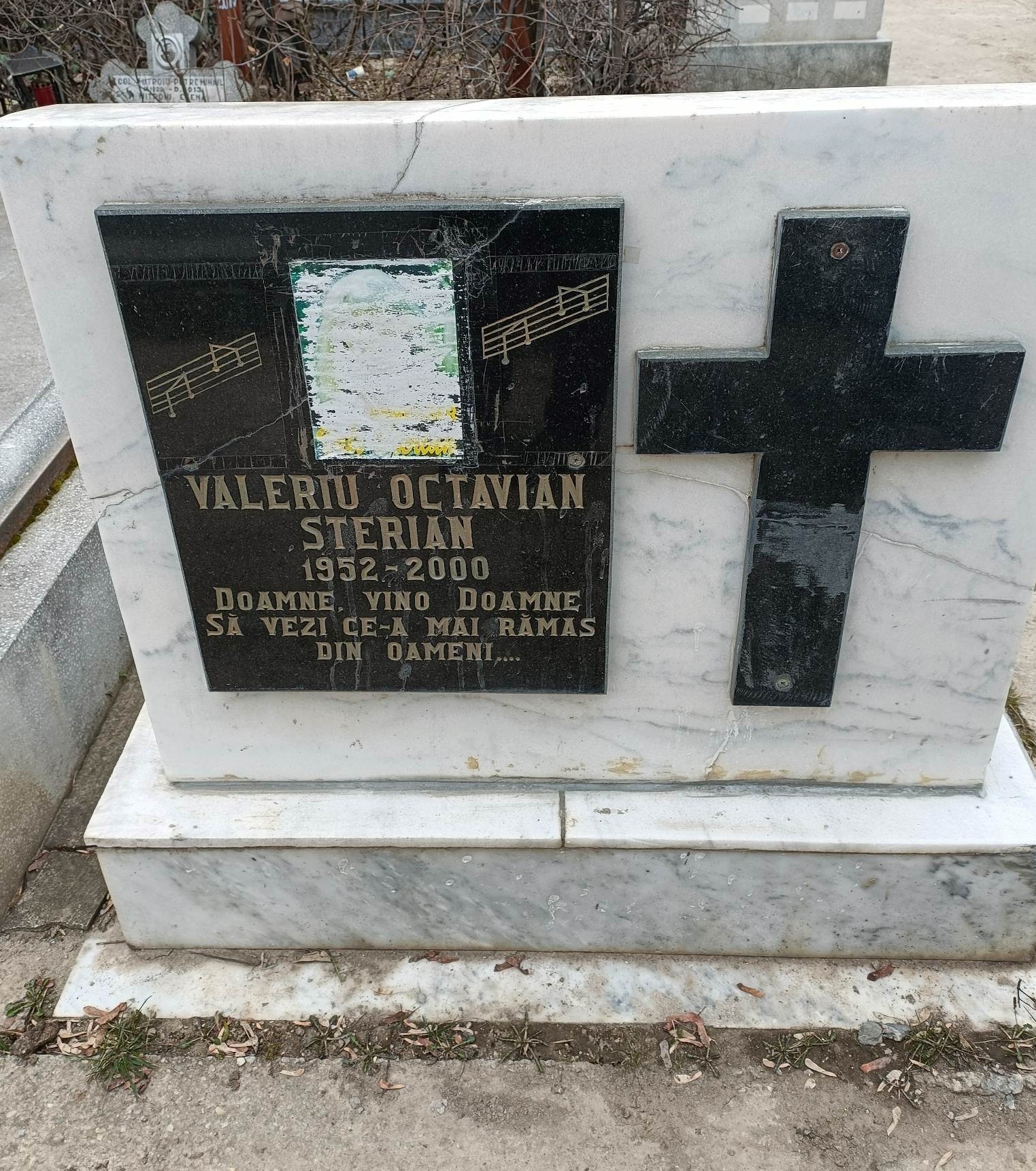 Cum a ajuns să arate mormântul lui Valeriu Octavian Sterian + mesajul scris pe placa funerară. Povestea tulburătoare a legendei muzicii folk. EXCLUSIV