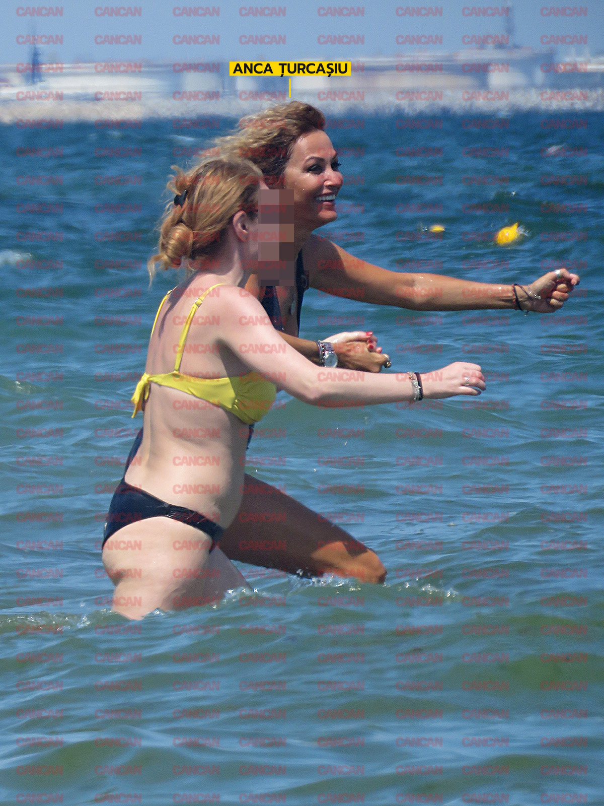 Anca Țurcașiu, cu zâmbetul pe buze, alături de amica ei