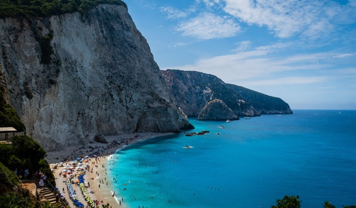 Semnal de alarmă tras pentru românii care merg pe o plajă celebră din Grecia. Ascunde un pericol uriaș: „Mare atenție”