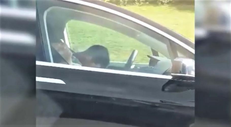 Mii de șoferi fac asta și nu știu dacă este legal sau nu. Ce spun regulile în vigoare despre conducătorii auto care dorm în mașini