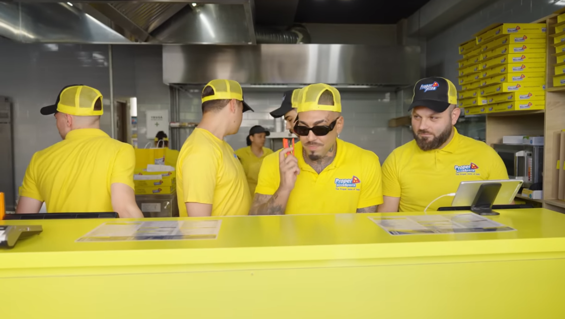 Imagine Stire Alex Velea a luat o pauză de la muzică și s-a făcut pizzar: „Ascultați-vă părinții, mergeți la școală” | 2review.ro
