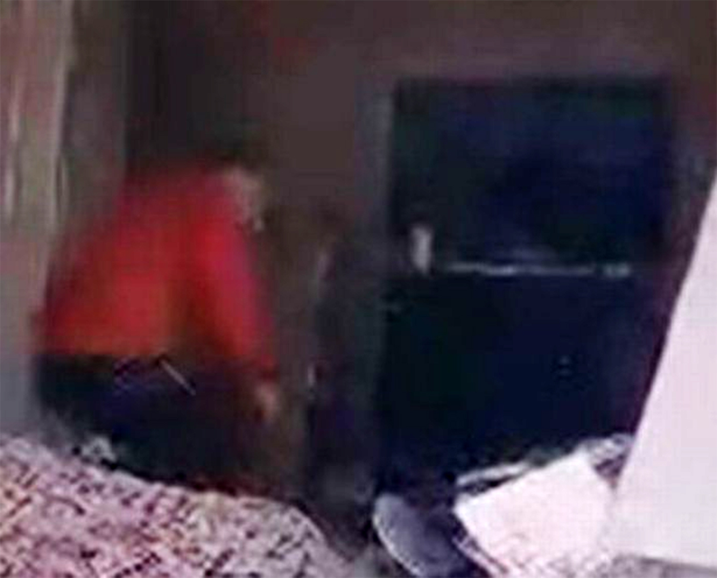 Tânăra din imagine a chemat un meșter pentru câteva reperații. Camera de supraveghere l-a prins în fapt. Ce a făcut bărbatul în dormitor, după ce femeia a plecat de acasă