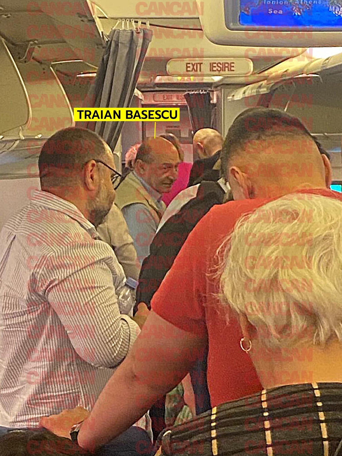 Traian Băsescu discută cu ceilalți pasageri ai cursei București - Strasbourg