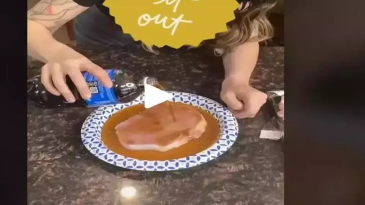 Experimentul care a aruncat internetul în aer! Ce se întâmplă dacă pui Coca Cola peste o bucată de carne crudă