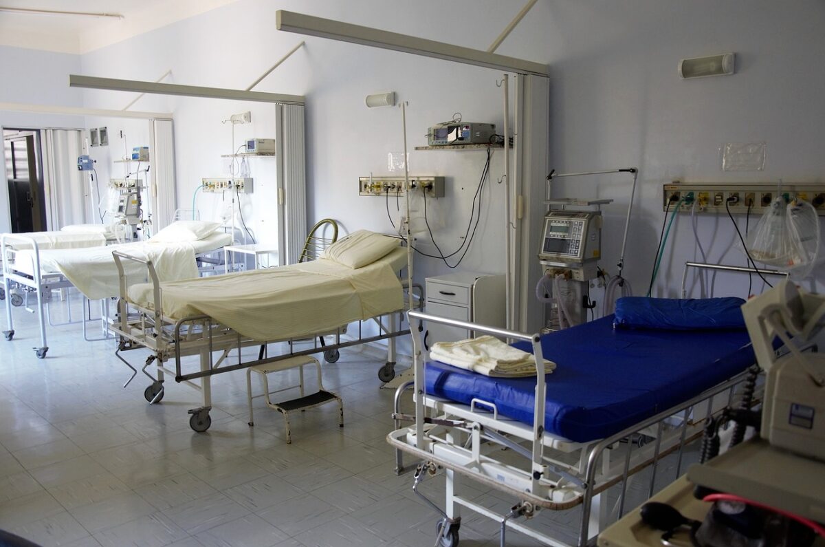 Calvarul prin care trece un bărbat de 35 de ani, după ce a fost mușcat de un purice. Medicii i-au dat un verdict crunt