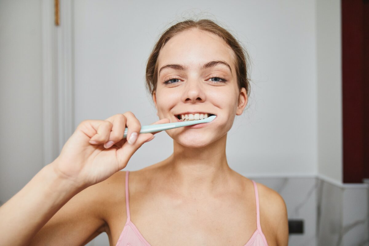 Ce se întâmplă dacă îți cureți dinții imediat după ce ai mâncat. Cât trebuie să aștepți după masă pentru a face acest gest