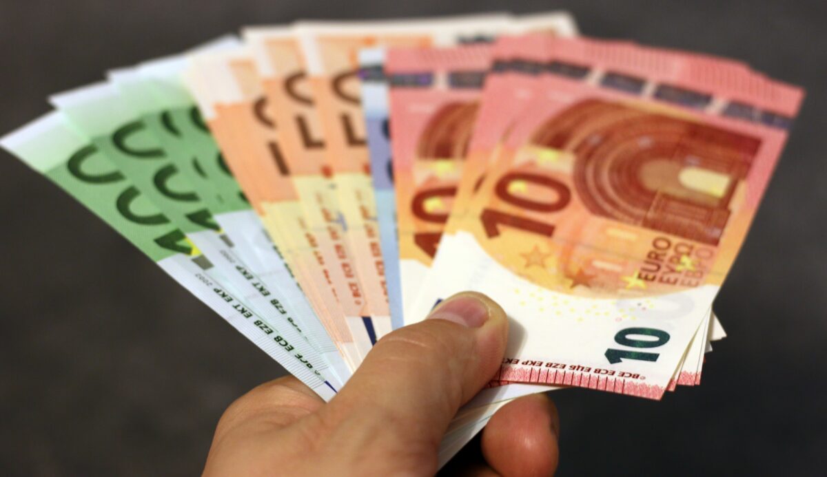 Tupeu de bugetar! Salariații de la ANRE vor spor de 300 de lei de Ziua bărbatului. Și asta nu e tot