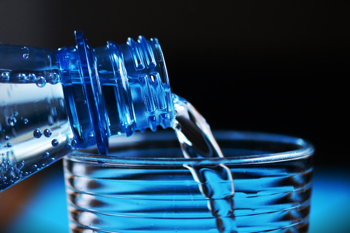 Caz ireal în Marea Britanie! Un bărbat a consumat câte 10 litri de apă, zilnic, timp de 2 ani. Descoperirea tulburătoare a medicilor