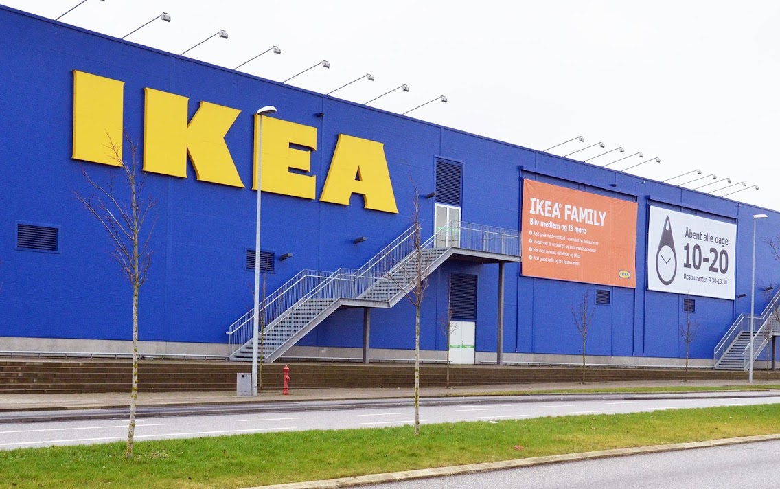 Metoda inedită prin care o tânără a furat o canapea și un pat din magazinul Ikea fără a fi observată. Cum a reușit să păcălească angajații