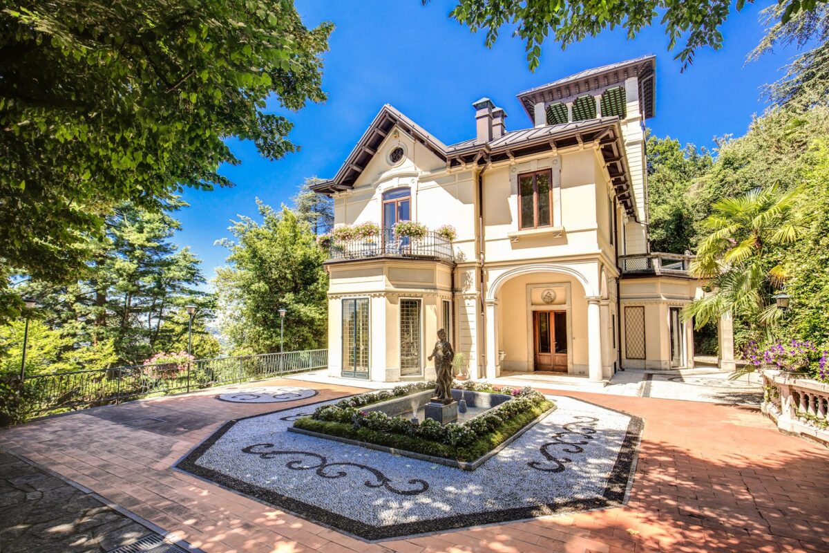 Imagine Stire O statuie veche de 150 de ani a fost distrusă în Italia de niște turiști germani. „În loc de influenceri, numiți-i proști” | 2review.ro