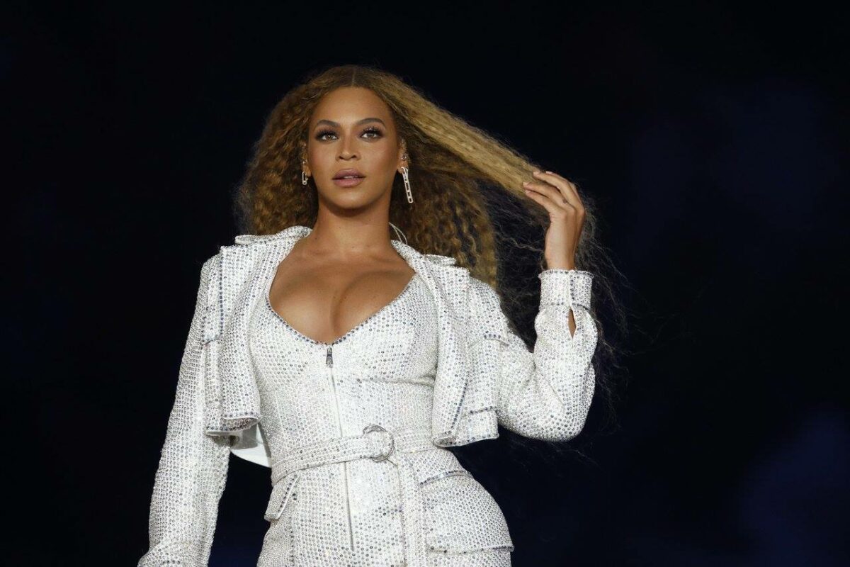 Imagine Stire Designerul român care a impresionat-o pe Beyonce. Artista îi poartă creațiile pe scenă | 2review.ro