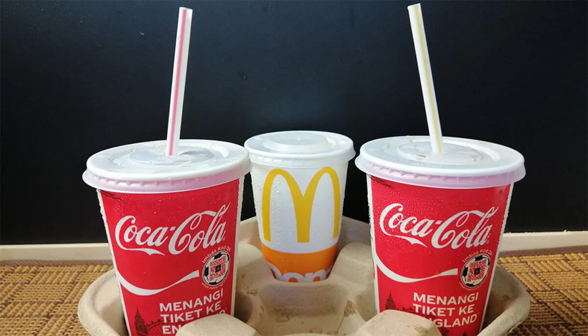 Ce bei, de fapt, când consumi o Coca-Cola la pahar de plastic, de la McDonald’s România. Motivul pentru care gustul e ciudat