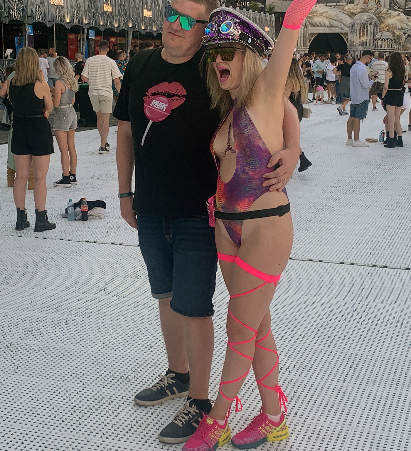 Cum au putut să vină îmbrăcate aceste două turiste olandeze la deschiderea festivalului Untold din Cluj. Oamenii au crezut că nu văd bine!