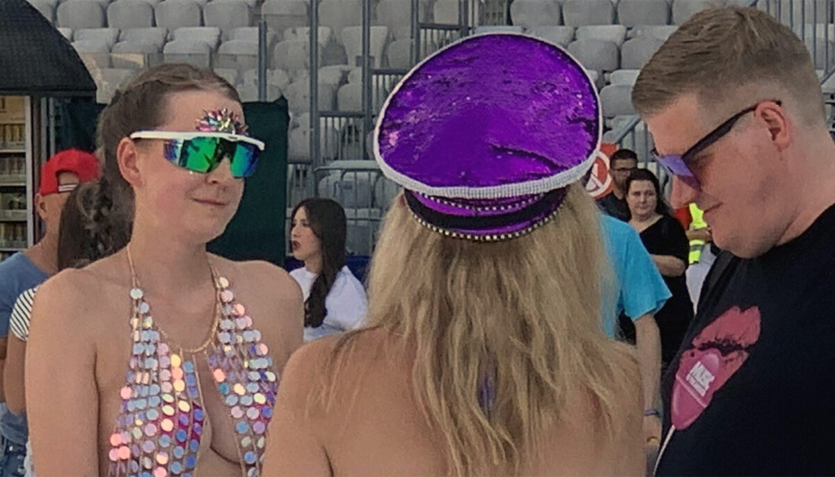 Cum au putut să vină îmbrăcate aceste două turiste olandeze la deschiderea festivalului Untold din Cluj. Oamenii au crezut că nu văd bine!