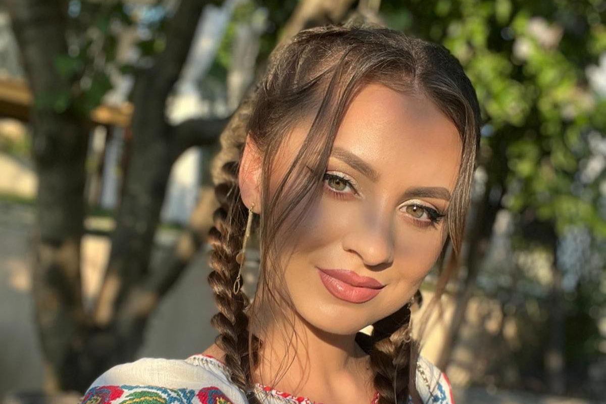 Imagine Stire Ea este sosia Vlăduței Lupău! Cine este și cu ce se ocupă Laura Dodan. FOTO | 2review.ro