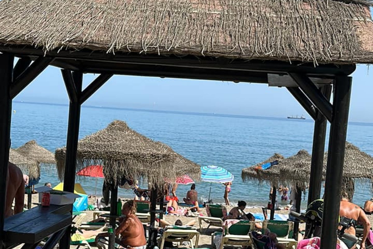 De necrezut! Cât costă să închiriezi 2 șezlonguri şi o umbrelă pe plaja din Malaga, Spania