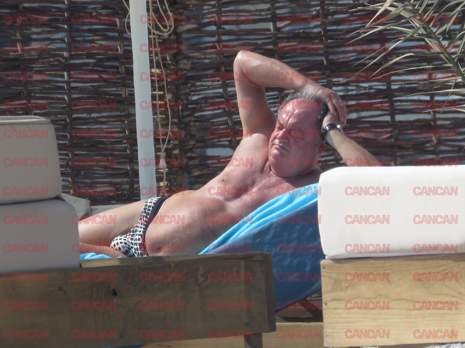 Vasile Blaga, relaxat pe plajă, cu