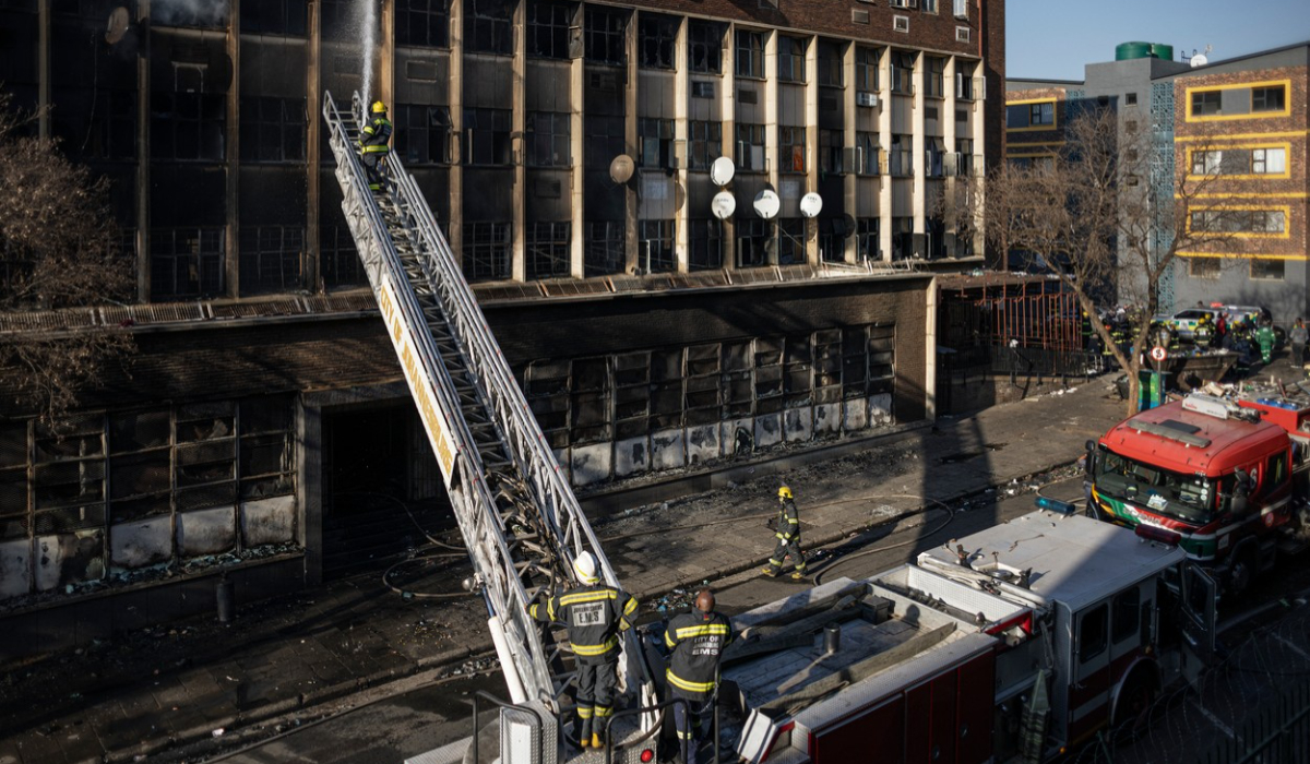 Imagine Stire 73 de morți la Johannesburg, după un incendiu uriaș. Ce s-a descoperit în clădirea care a luat foc | 2review.ro