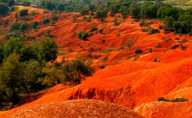 Paradisul secret din Grecia în care peisajele par desprinse de pe planeta Marte. Galerie Foto