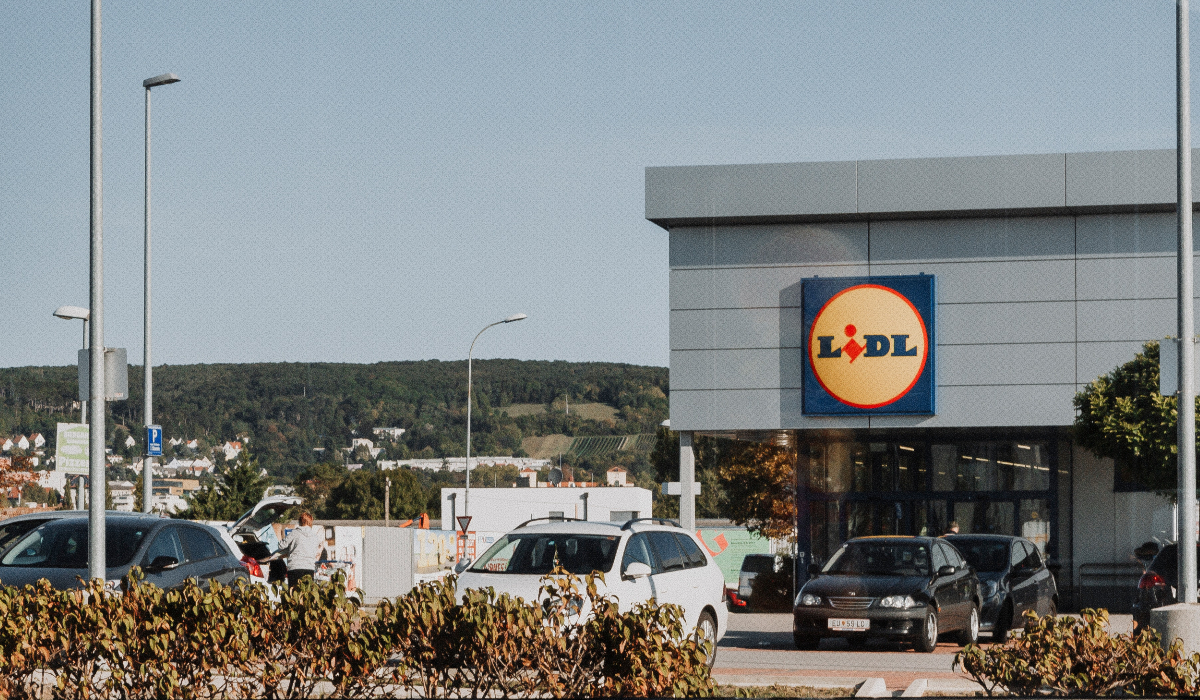 Angajări pe bandă rulantă la Lidl! Se oferă salarii de 6.150 de lei pentru vânzători