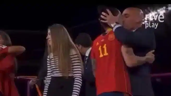Imagine Stire N-a ținut cont că e și regina de față și a sărutat-o pe gură. Scene ciudate după finala Campionatului Mondial de Fotbal Feminin | 2review.ro