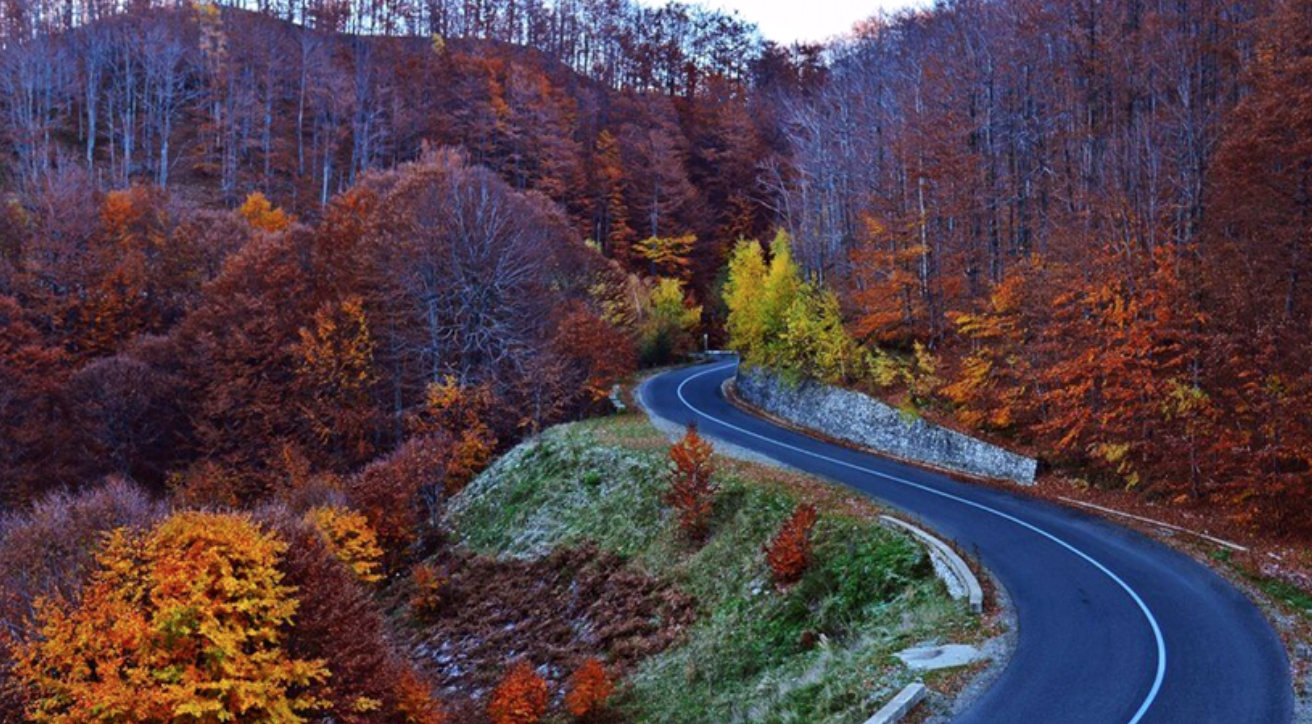 Există o șosea din țară care poate „concura” cu frumusețea pe care o oferă Transalpina și Transfăgărășan 