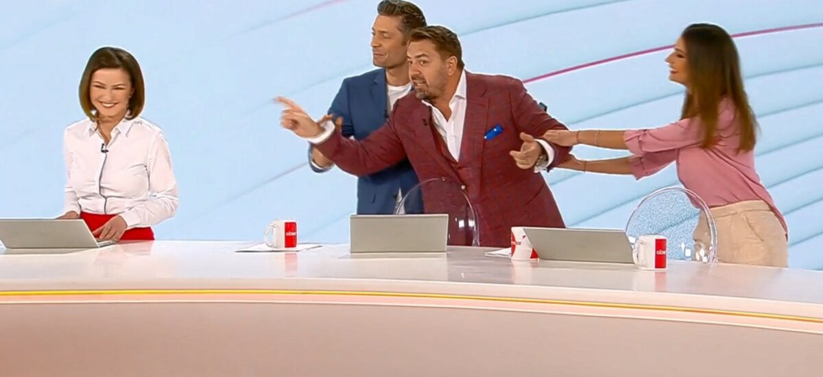 Imagine Stire Horia Brenciu, dat afară cu forța, în direct, din studioul Antenei 1! Imaginile au stârnit hohote de râs atunci când au fost difuzate | 2review.ro